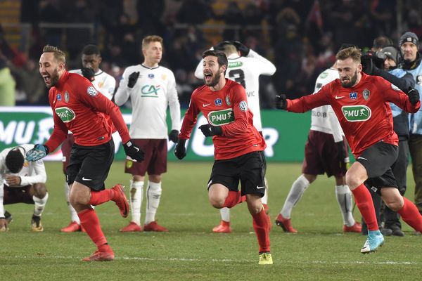 Les joueurs des Herbiers en liesse après leur qualification en demi finale de la Coupe de France face au RC Lens