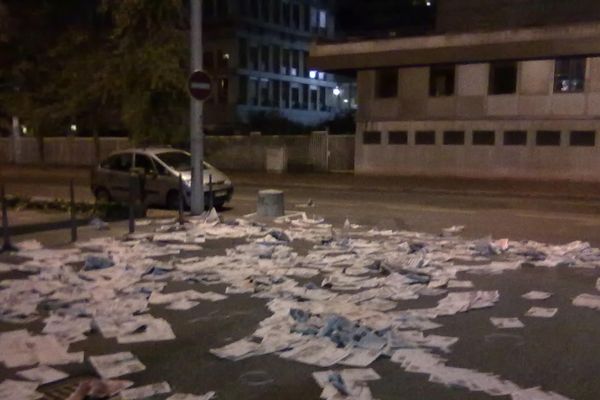 Un commando anonyme d'une dizaine d'hommes, protégés par des capuches, a déversé à 5h30 ce matin plusieurs centaines de journaux devant le siège de France 3 Rhône-Alpes.Une opération non revendiquée mais qui semble liée au mouvement social chez Presstalis.          