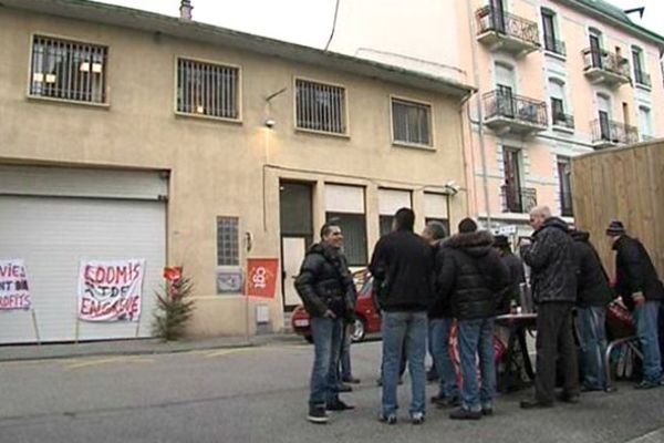 Le piquet de grève, ce mardi matin, devant les locaux de Loomis à Chambéry