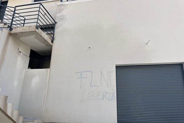 Les inscriptions "FLNC" et "Libertà" ont été découvertes sur la façade de la villa.