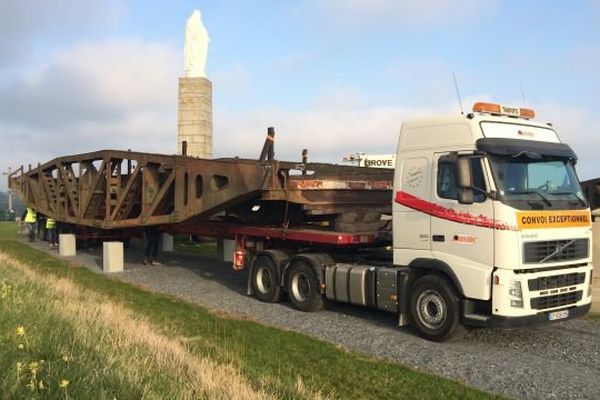 L'une des deux passerelles du port artifiel de retour à Arromanches