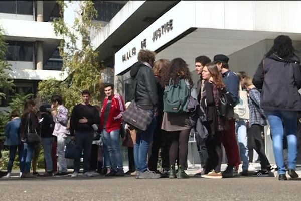 Quelques dizaines d'étudiants sont venus soutenir leurs camarades jugés au tribunal de Nanterre pour des violences contre des policiers, le 19 septembre 2019.