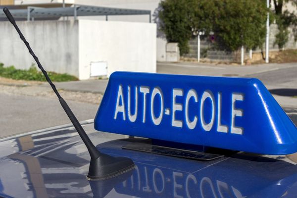 À Cahors (Lot), Julien est un moniteur d'auto-école unique en Occitanie. Il filme ses cours de conduite avec ses élèves avant de les publier sur TikTok