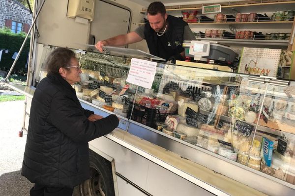 En Haute-Loire, ce fromager fait face à la crise du carburant.