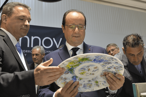 Francois Hollande lors de sa visite chez Cerinnov le 28 mai 2015 à Limoges lors de sa venue pour la signature du Plan Etat Region Limousin (CPER).