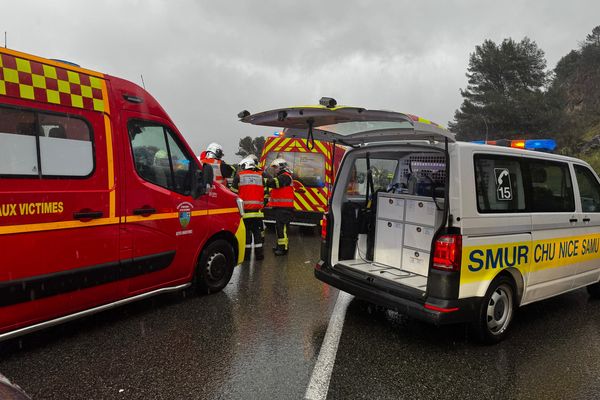 3 mars 2024 : un accident de la circulation sur l'autoroute A8, au niveau de la commune de La Turbie (Alpes-Maritimes), a causé la mort d'un employé de la société d'autoroutes
Escota (Vinci Autoroutes) et quatre personnes dont deux gendarmes ont été blessées, ont indiqué dimanche les services de secours et Vinci.