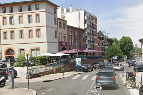 Un incendie s'est déclaré dans un restaurant situé rue Maurice Hauriou situé dans le centre-ville de Toulouse ce samedi 3 août 2024 en début de soirée. 30 pompiers sont mobilisés.
