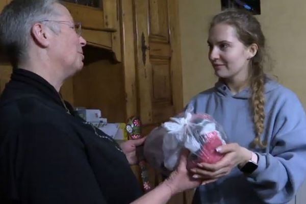 Anna offre un cadeau à ses hôtes en signe de remerciement.