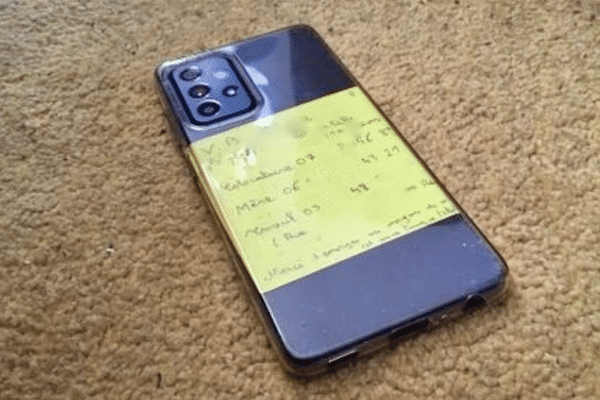 Voici une suggestion facile et pas compliquée, à l'aide d'un crayon et d'un simple post-it, pour retrouver votre téléphone si vous veniez à l'égarer.