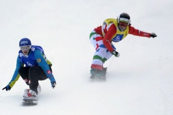 La snowboardeuse française Nelly Moenne-Loccoz devant l'Italienne Michela Moioli lors des championnats du monde de freestyle