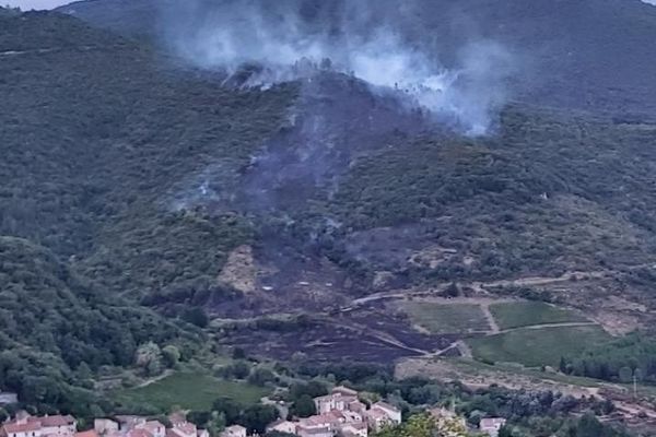 Incendie au hameau de Mézeil, près de Roquebrun dans l'Hérault - septembre 2020.