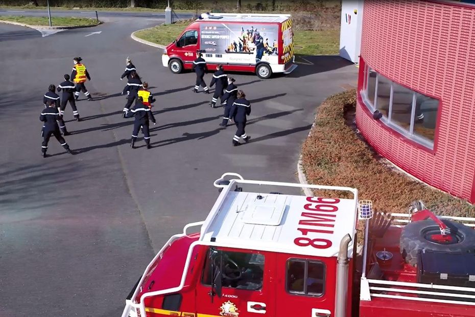 VIDEO.  The firefighters and female administrative staff of Tarn dance for Women’s Rights Day