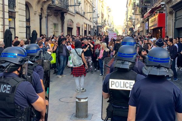 Le rendez-vous, à l'appel de SOS Racisme et de la FIDL, était donné place de la Victoire à Bordeaux. Le cortège a ensuite descendu la rue Sainte-Catherine avant d'être stoppé par les CRS.