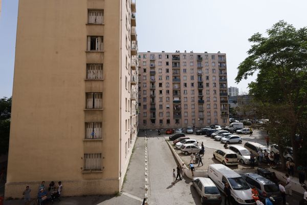 Un homme de 37 ans a été tué par balles, vers 22 heures mercredi 12 juin, à la cité Benza, dans le 10ᵉ arrondissement de Marseille.