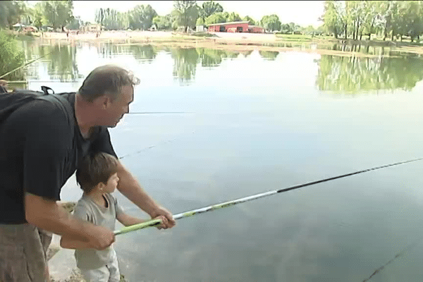 Martin, 4 ans, a déjà remonté ses premiers poissons. 