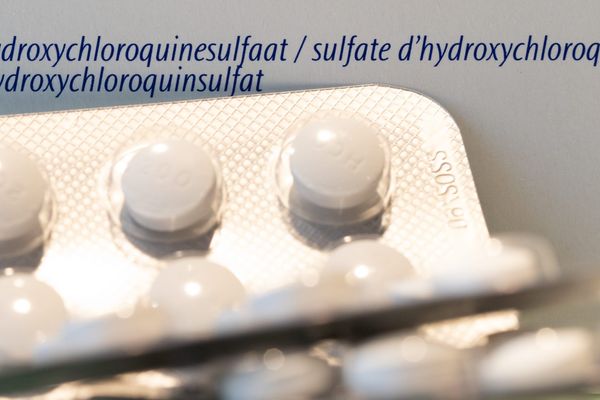 L’hydroxychloroquine est un médicament utilisé initialement pour prévenir la malaria, proche de la chloroquine, mais moins dangereux au niveau cardiaque.
