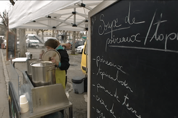 Sur le marché de Guéret, il fait bon boire une bonne soupe de légumes