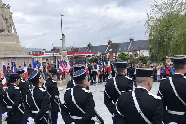 Une centaine de spectateurs, petits et grands, s'étaient massés sur la place du Maréchal-Foch pour assister à la cérémonie du 8 mai.