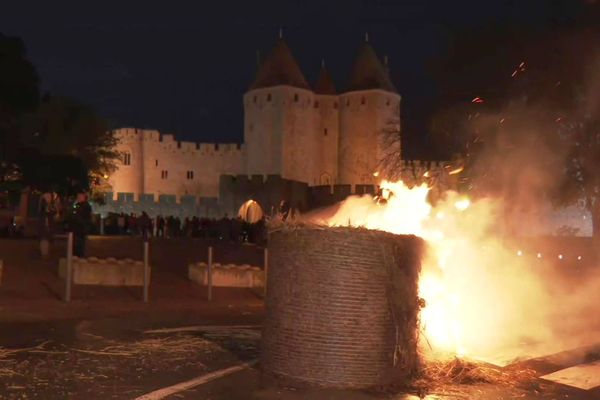 Carcassonne - les agriculteurs et viticulteurs audois manifestent devant le parvis de la Cité à la tombée de la nuit - 20 novembre 2024.