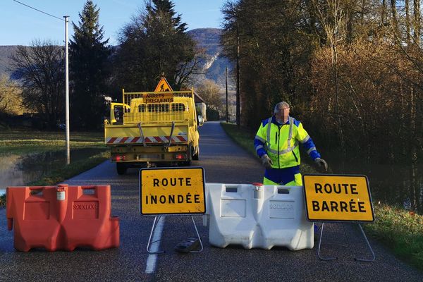 Une route barrée car inondée. image d'illustration.