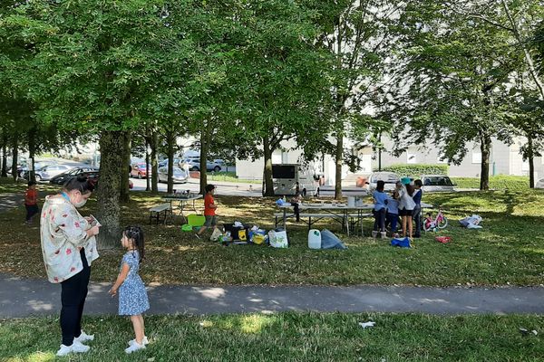 L'association "Les Petits Débrouillards" organise une semaine d'activités ludiques et pédagogiques dans le quartier Croix-Rouge à Reims, le 25 août 2021.