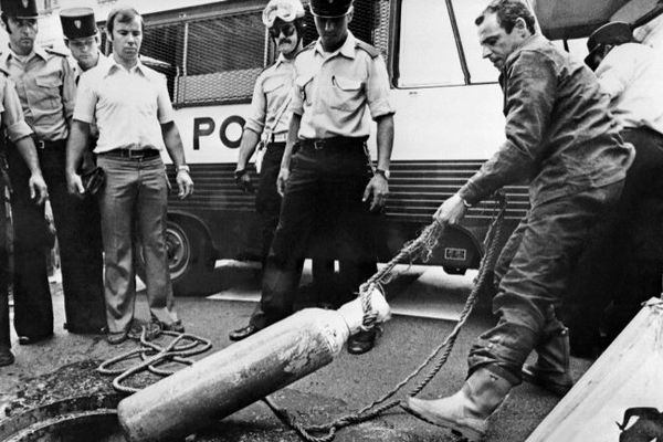 Un policier retire une bouteille à oxygène des égouts de Nice le 20 juillet 1976. Suite au cambriolage de la Société Générale de Nice effectué par les égouts de la ville, les policiers ont récupéré tout l'arsenal utilisé pour le casse du siècle par le gang des égoûtiers dont le cerveau, Albert Spaggiari sera arrêté en octobre 1976