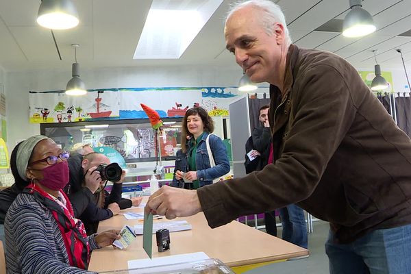 Philippe Poutou a voté ce dimanche 10 avril.