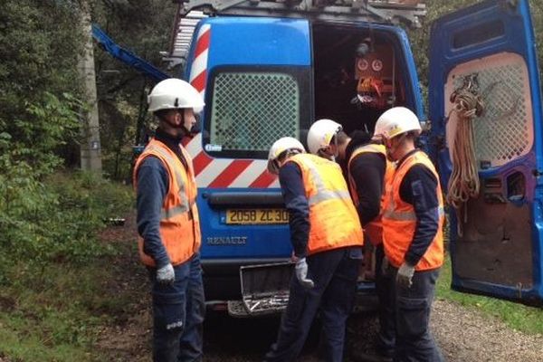 Les agents d4ERDF occupés à réparer les lignes électriques.