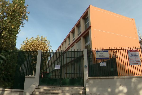 La nouvelle ministre de l'Education nationale Anne Genetet tient jeudi matin une
réunion sur "la sécurisation des établissements scolaires", après les impact de balles retrpouvés sur le collège de Marseille.