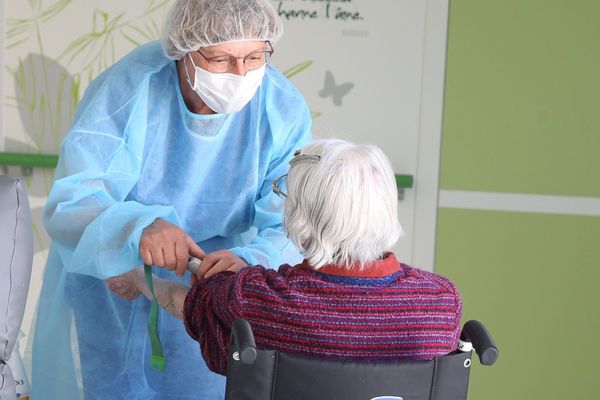 La campagne de dépistage du covid-19 chez les personnes vulnérables lancée dans 18 établissements médicaux sociaux de l'Ain par l'Agence régionale de santé. Avril 2020