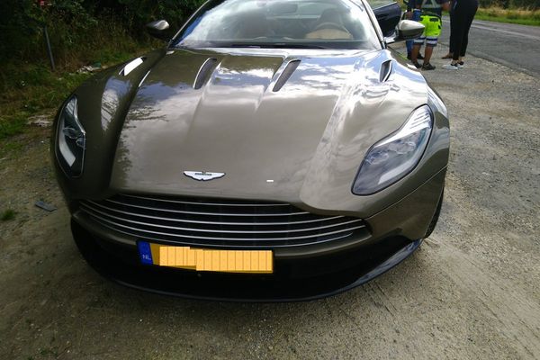 Le conducteur de cette Aston Martin écope bien sûr d'une suspension de permis et d'une amende