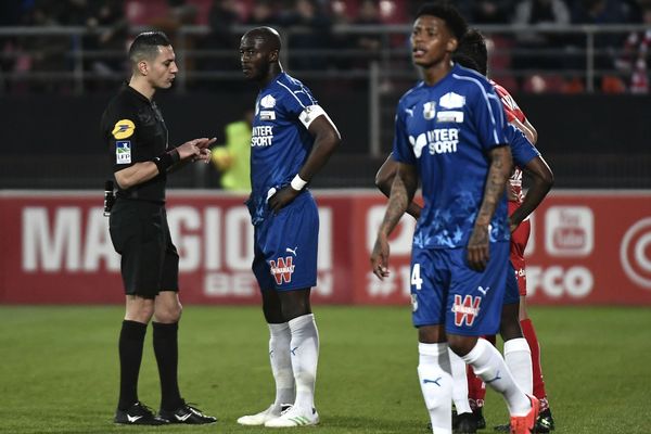 Le match entre Dijon et Amiens a été interrompu quelques minutes après que Prince Gouano a entendu des cris racistes venus des tribunes.