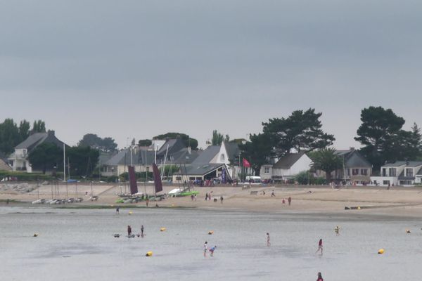 Damgan dans le Morbihan, 2000 habitants l'hiver et près de 30000 l'été, investit pour se protéger des submersions marines et autres inondations, qui vont s'accroître avec la montée des eaux.