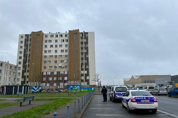 Des véhicules de police stationnés devant l'un des immeubles occupés par les militants de "Calais logements pour tous.tes".