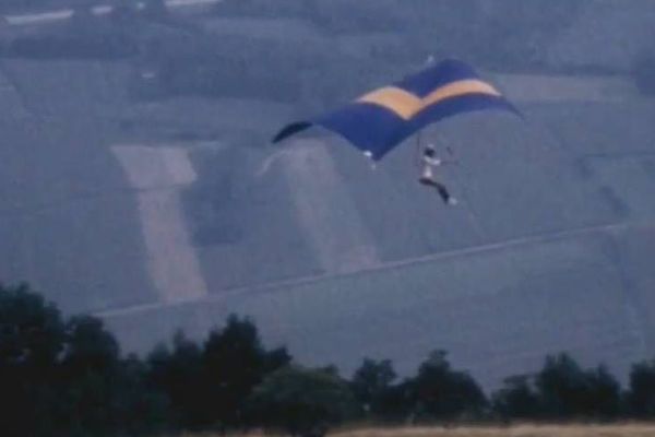 Le deltaplane, appelé "cerf-volant", fait ses débuts en 1974.