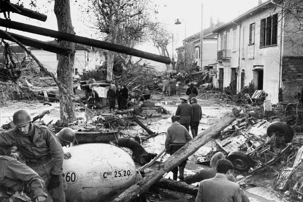 Le 2 décembre 1959, le barrage de Malpasset cède et sa vague cause la mort de 423 personnes. 