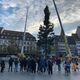 Le grand sapin est arrivé à l'aube pour être érigé place Kléber, à Strasbourg (Bas-Rhin).