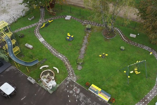 Toboggan, bac à sable, balançoires, cabane et tourniquet...le jardin de Manu Bilon a tout d'un parc de jeux d'enfants.