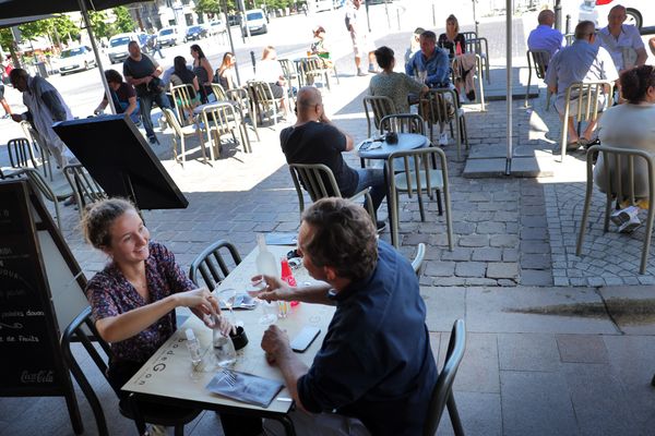 Les contraintes sanitaires impliquent de distancier les tablées d'au moins un mètre. Ici, une terrasse bordelaise en juin 2020