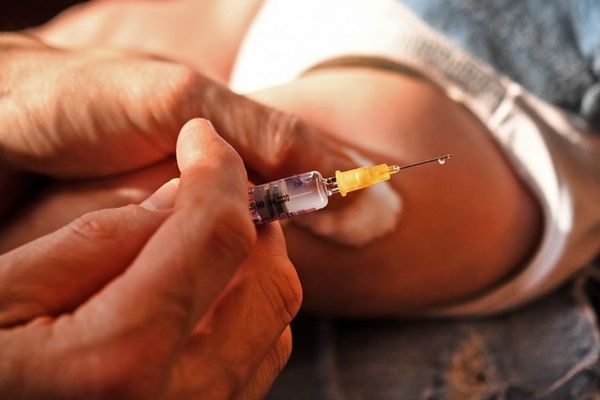 Le vaccin ROR, contre la Rougeole, est recommandé dès l'âge de un an, mais aussi chez les adultes nés après 1980.