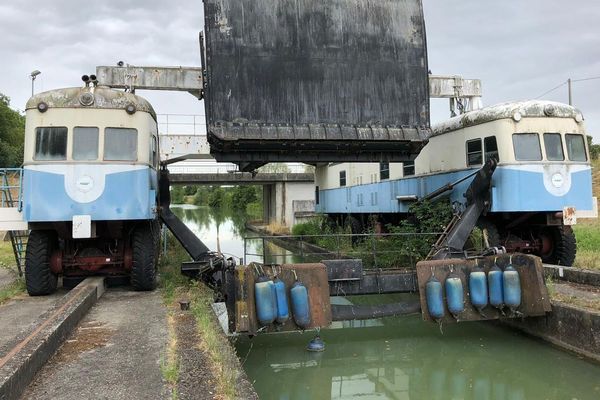 Les 2 automotrices de la "pente d'eau de Montech" rappellent furieusement les "michelines" d'autrefois.