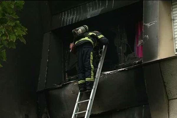 La façade de l'immeuble est sévèrement touchée.