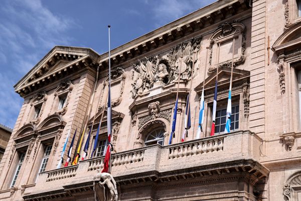 La préfecture de police des Bouches-du-Rhône a pris un arrêté pour interdire le rassemblement prévu devant la mairie de Marseille pendant l'allocution d'Emmanuel Macron.