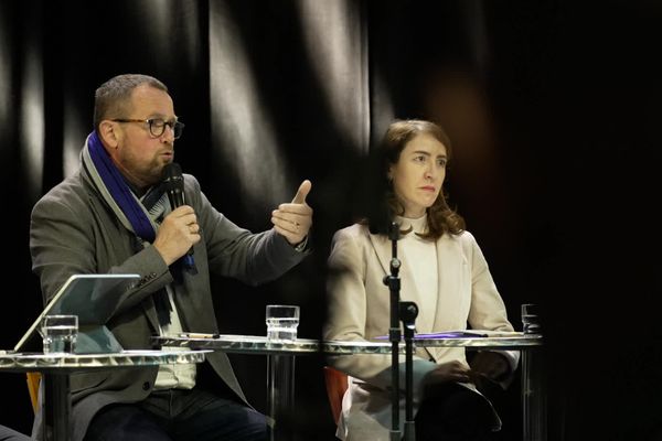 Réunion publique au Tonkin, à l'initiative de la municipalité de Villeurbanne 27/11/23. Aux côtés du maire Céric Van Styvendael, Juliette Bossart-Trignat, Préfète du Rhône déléguée à la sécurité