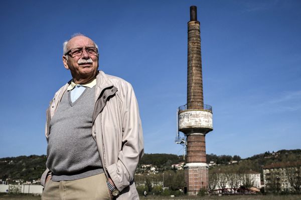 Laurent Gonon, pilier du combat des anciens verriers de Givors, devant la cheminée vestige de la verrerie fermée en 2003