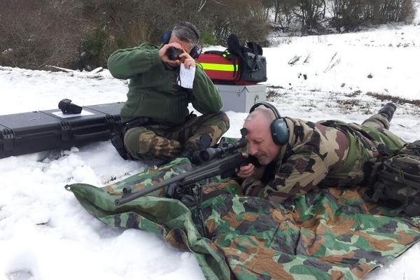 Des gendarmes mobiles basé à Guéret s'entraînent au camp de la Courtine (23) avant leur départ pour la Nouvelle-Calédonie et l'Irak