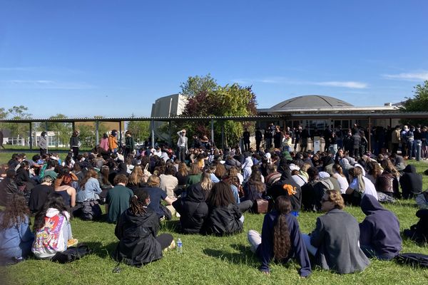 Les élèves de Sciences Po Reims rassemblés devant l'amphithéâtre de la fac des sciences où leurs examens ont été délocalisés.