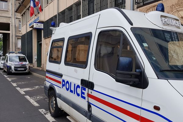 Le commissariat du Puy-en-Velay (Haute-Loire) a identifié une personne soupçonnée d'avoir commis des violences contre un journaliste pendant une manifestation des Gilets jaunes.