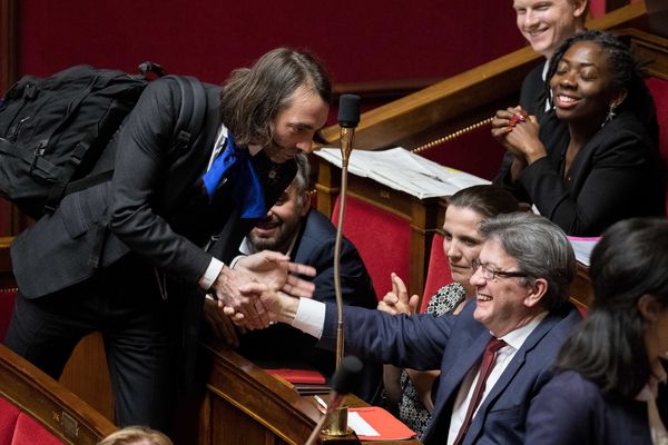 Cédric Villani (LREM) et Jean-Luc Mélenchon (LFI), en décembre 2017 à l’Assemblée nationale.