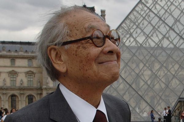 Ieoh Ming Pei devant la pyramide du Louvre en 2006.